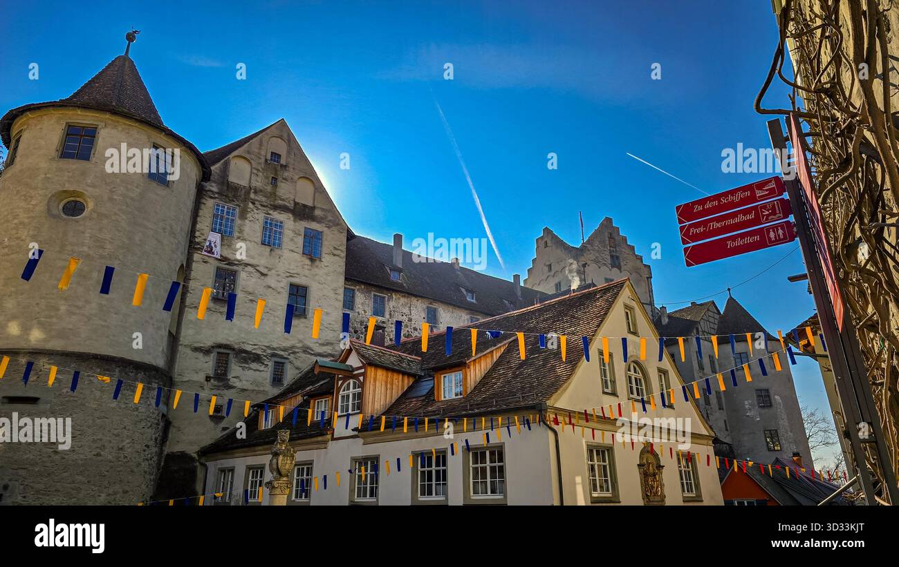 Meersburg, Deutschland - 4. März 2025. Blick auf die Burg Meersburg während einer traditionellen jährlichen Karnevalsfastnacht. Im Vordergrund sind blau, brüllen Stockfoto