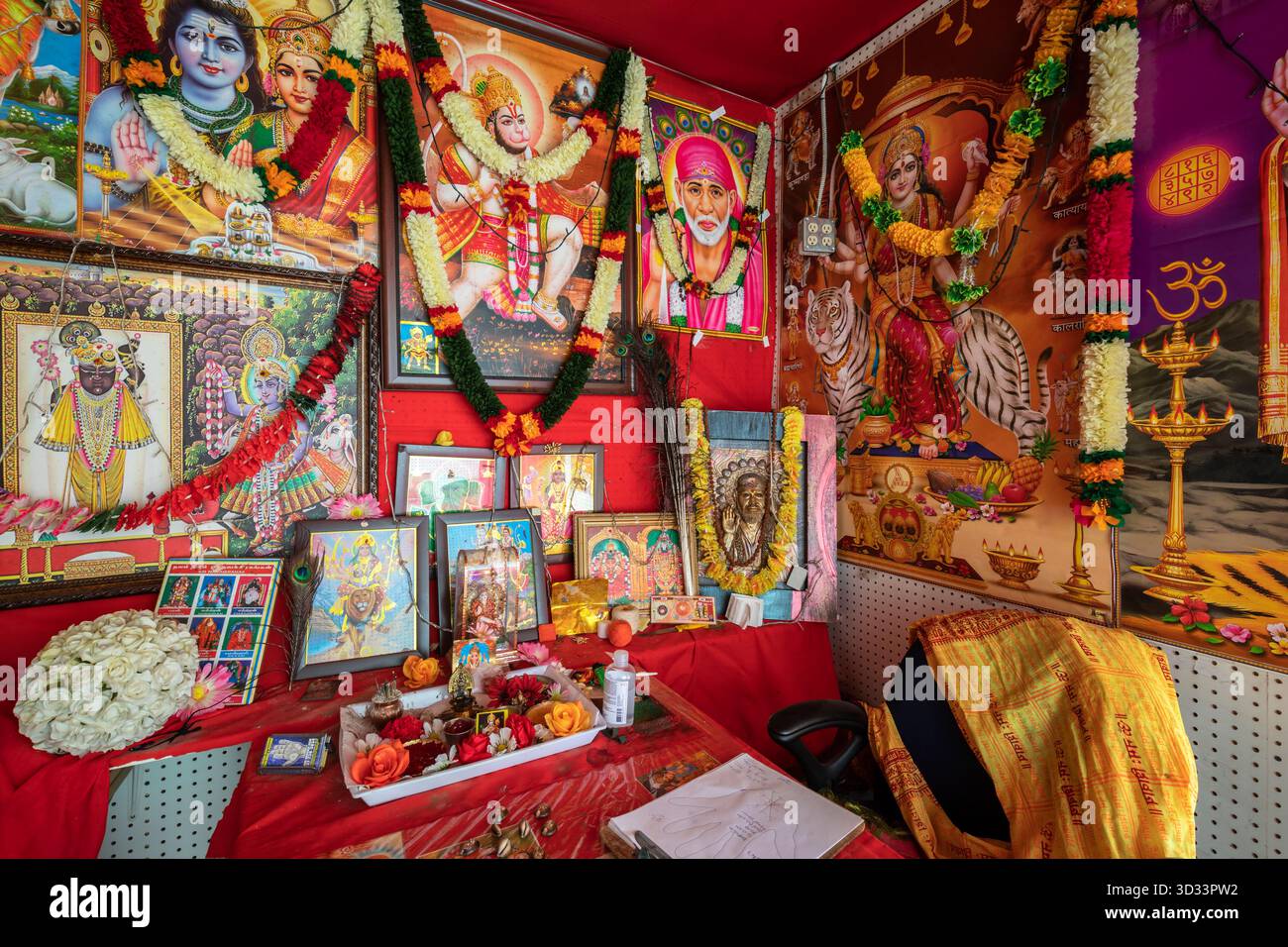 Ein Mahakali-Hellseherstand auf einem verlassenen Flohmarkt. Dieses Gebäude wurde seither abgerissen. Stockfoto