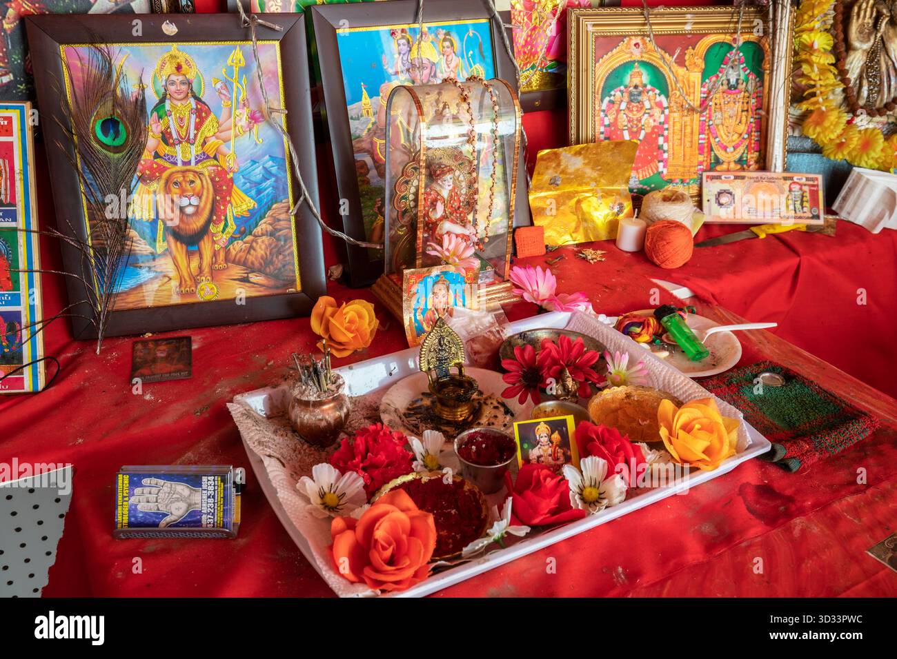 Ein Mahakali-Hellseherstand auf einem verlassenen Flohmarkt. Dieses Gebäude wurde seither abgerissen. Stockfoto