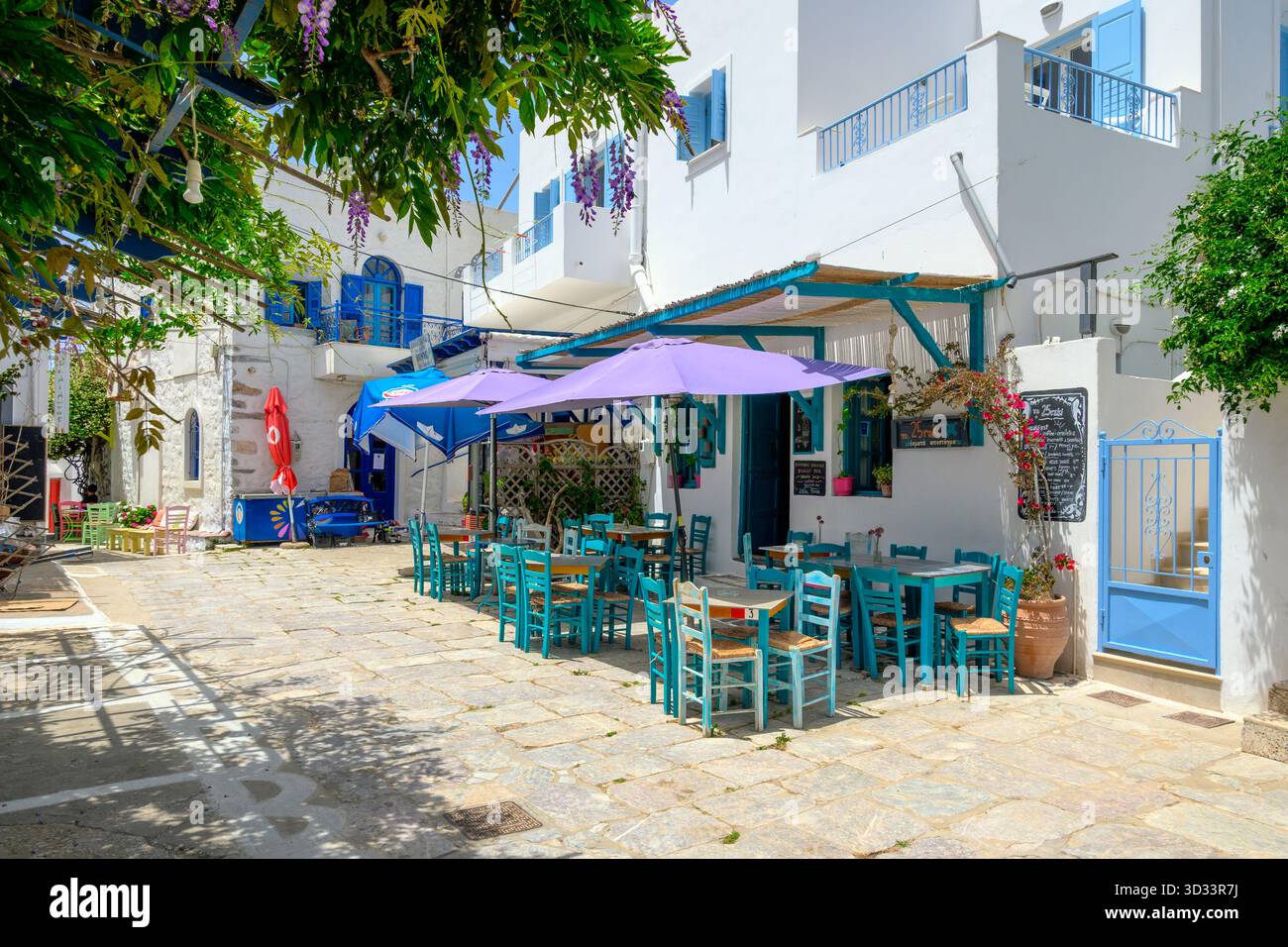 Amorgos, Griechenland - 19. Mai 2024: Griechisches Restaurant im Dorf Lagada auf der Insel Amorgos. Kykladen, Griechenland Stockfoto