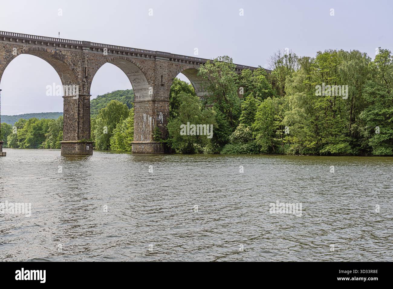 Die Ruhr mit dem Eisenbahnviadukt in Herdecke, einer 30 Meter hohen gekrümmten Eisenbahnbrücke über die Ruhnr Stockfoto