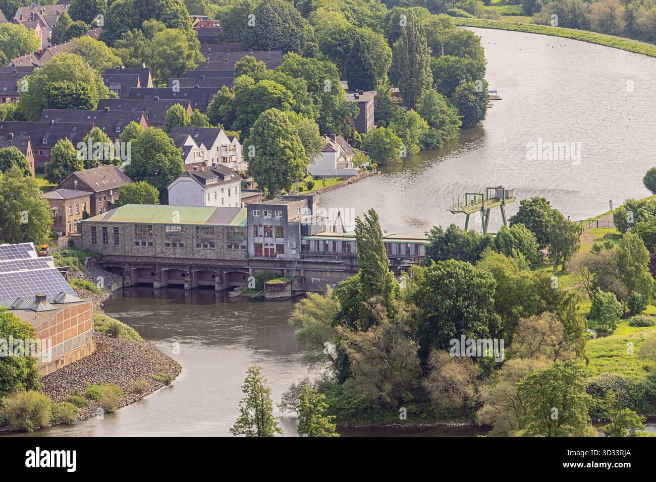 Die Ruhr mit ihrem Wasserkraftwerk in Wetter, von der Ruine von Schloss Volmarstein aus gesehen Stockfoto