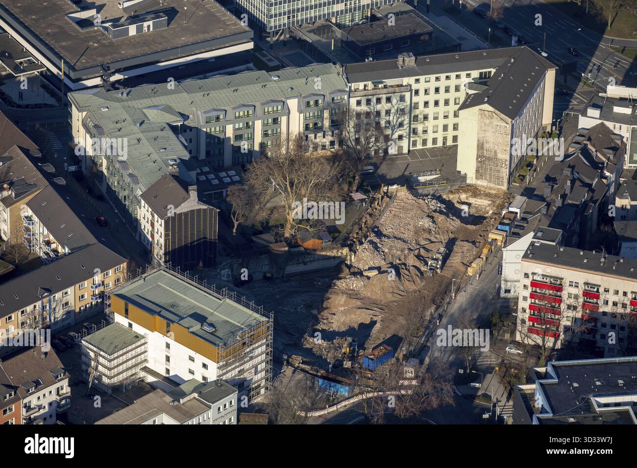 Luftsicht, Baustelle Apartmenthaus für Micro-Apartments, altes AOK-Hauptquartier, Baum im Innenhof, Jaegerstraße, Essen, Nordrhein-We Stockfoto