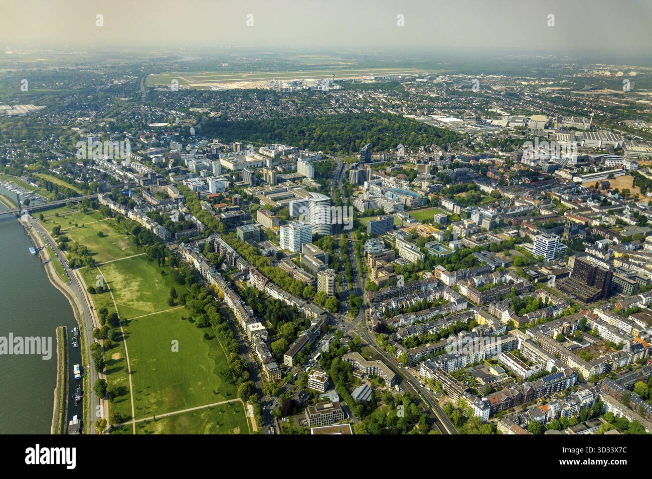 Luftaufnahme des Rheinparks Golzheim auf der Cecilienallee in Düsseldorf im Bezirk III im Rheinland im Bundesland Nordrhein-Westfalen, Ger Stockfoto