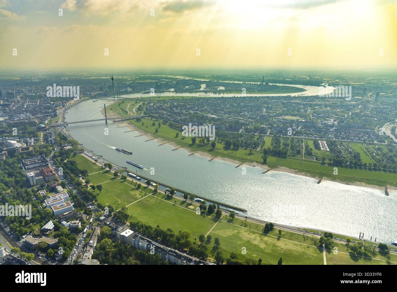 Luftaufnahme des Rheins mit Hafen, Rheinschleife Oberkassel und Rheinpark Golzheim in Düsseldorf im Rheinland im Bundesland Nordrhein-W Stockfoto