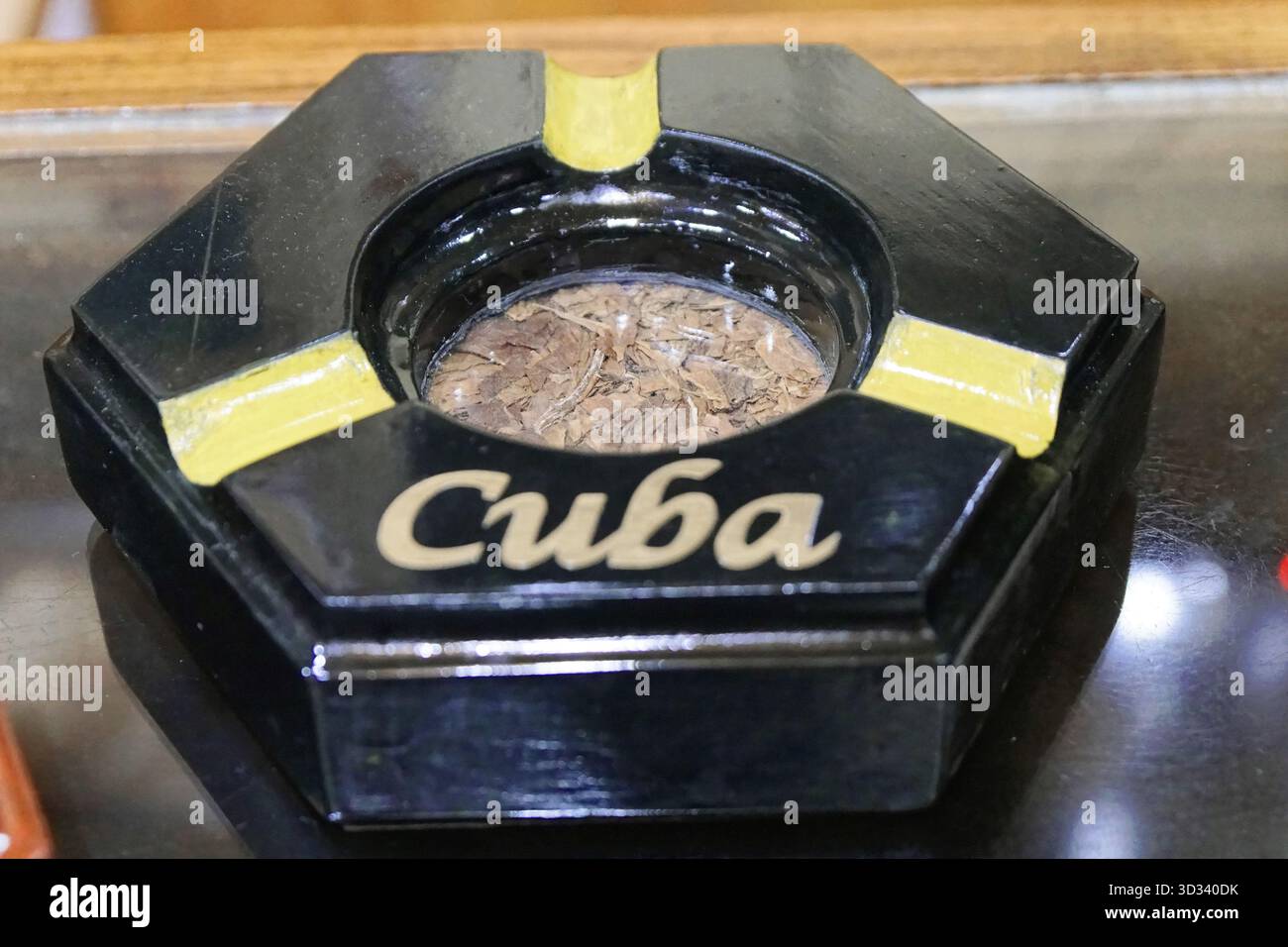 Schwarzer Aschenbecher mit Kuba-Schriftzug und Zigarrentasche, Havanna, Kuba, Zentralamerika, Grosse Antillen, Karibik, Amerika Stockfoto