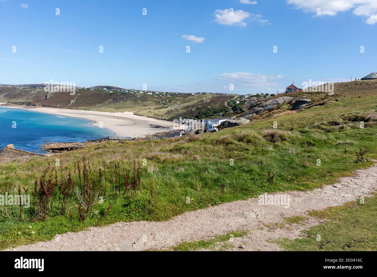 Blick auf die Bucht von Sennen vom Küstenpfad an einem sonnigen Septembernachmittag. Cornwall, England, Großbritannien Stockfoto