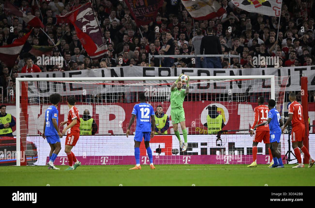 Torhüter Mark Flekken Bayer 04 Leverkusen (01) Aktion hinter transparentem Plakat RUHE IN FRIEDEN, Erinnerung an den Tod Stockfoto