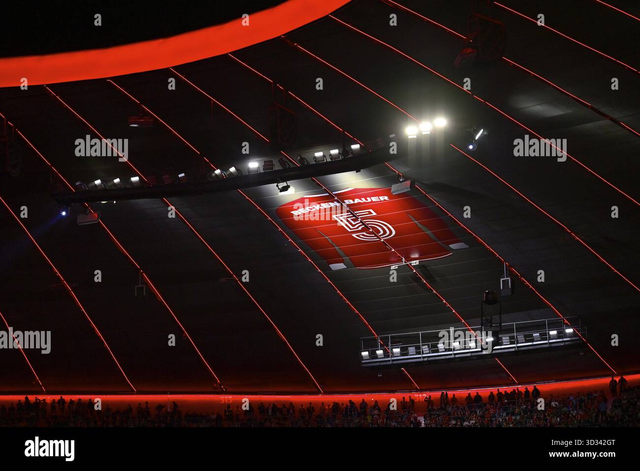 Überlebensgroßes Trikot zum Gedenken an Kaiser Franz Beckenbauer mit der hinteren Nummer 5 hängt auf dem Tribünen-Dach der Suedkurve, 125-jähriges Jubiläum Stockfoto