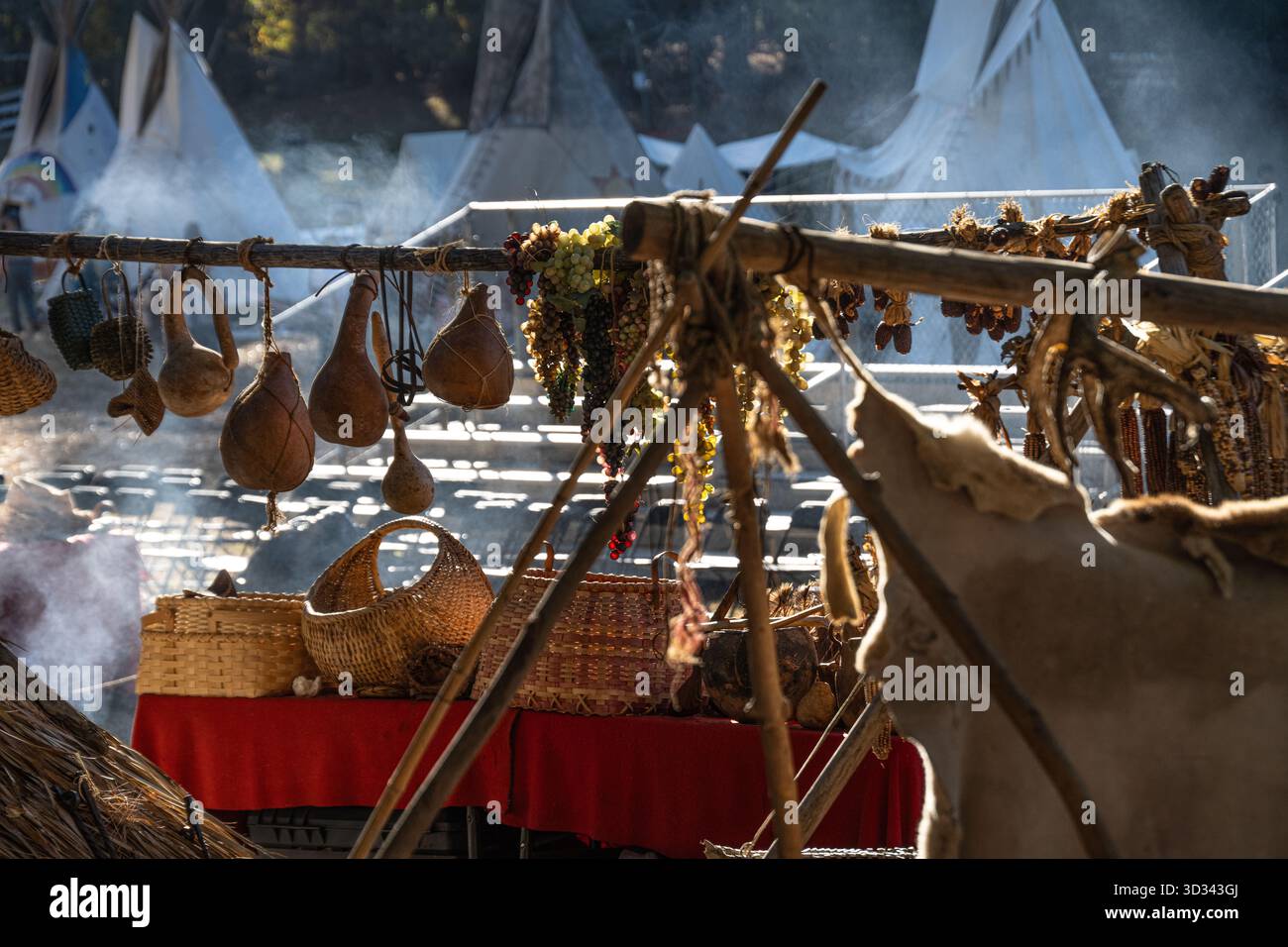 Tipis und Kulturgüter der Ureinwohner werden beim Native American Festival & Pow Wow im Stone Mountain Park in Atlanta, Georgia, gezeigt. (USA) Stockfoto