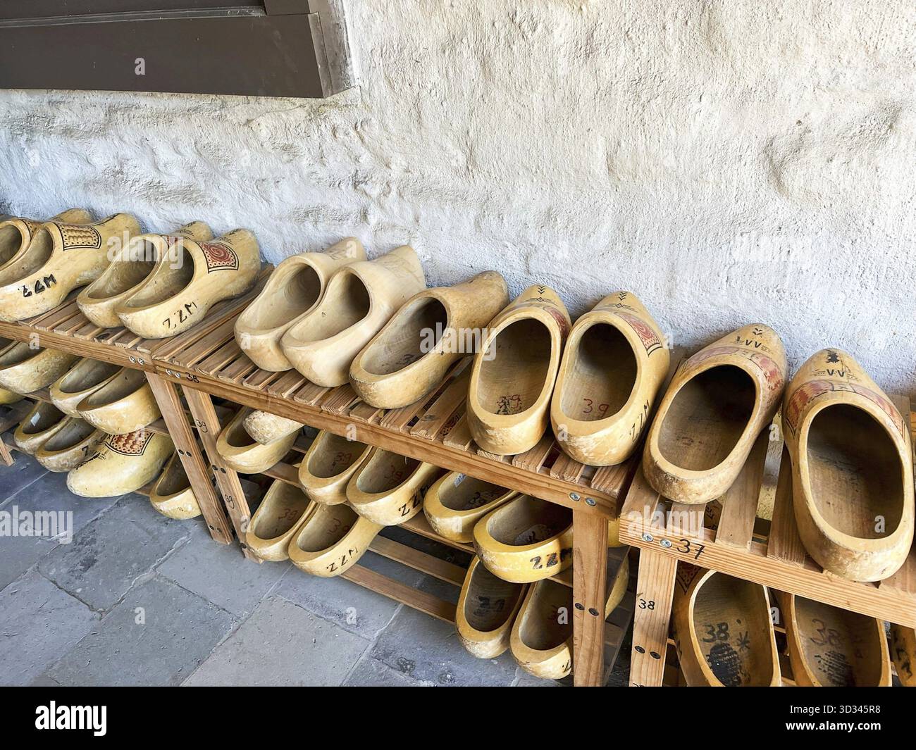 Enhuizen, Niederlande. März 2025. Ein Regal mit alten Clogs in Enkhuizen. Stockfoto