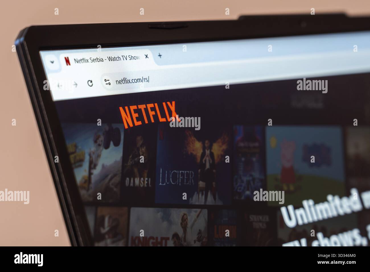 New York, USA – 31. Januar 2025: Website der Netflix-Streaming- und -Entertainment-Plattform wird auf dem Laptop-Bildschirm angezeigt Stockfoto