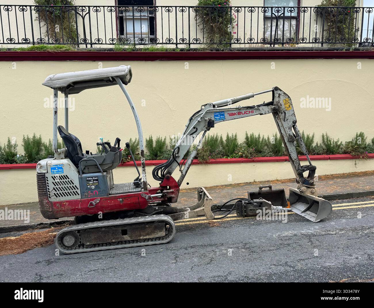 Dublin, Irland - 21. Oktober 2025: Takeuchi TB016 Mini Digger am Straßenrand. Stockfoto
