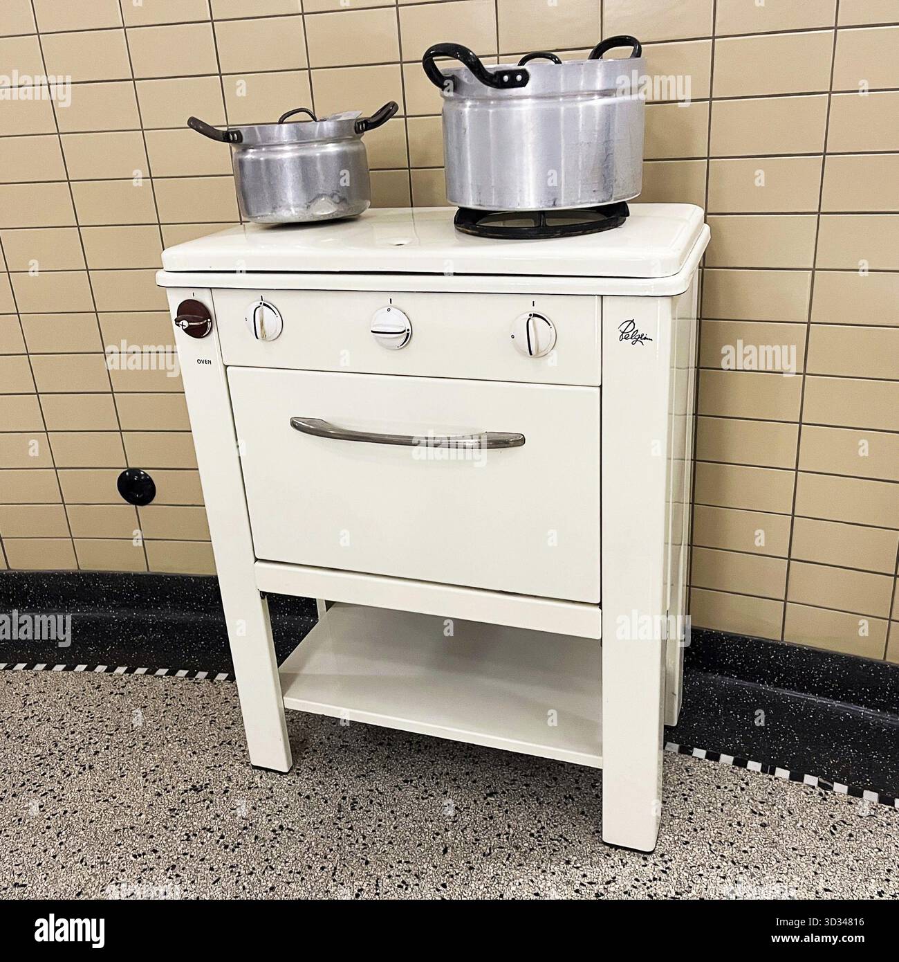 Den Helder, Niederlande. Dezember 2024. Ein alter Ofen aus den 1950ern Stockfoto