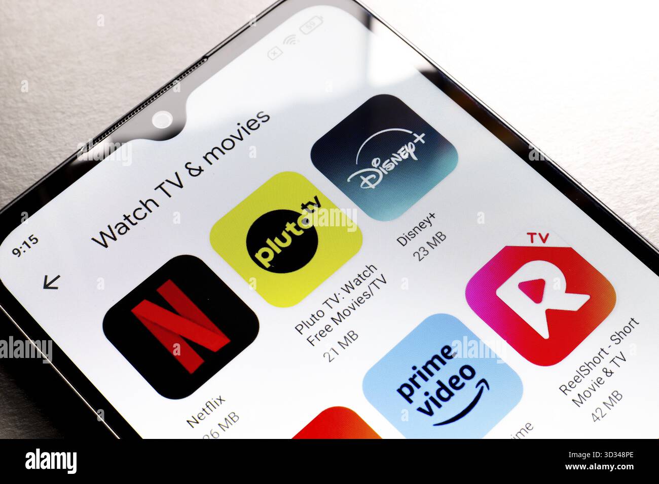 25. Oktober 2024, Brasilien. In dieser Fotoabbildung wird das Netflix-, Pluto TV-, Disney Plus- und Prime Video-App-Logo auf einem Smartphone-Bildschirm angezeigt Stockfoto