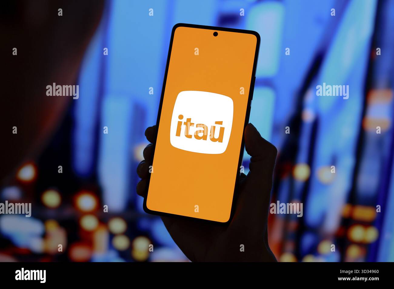 6. September 2024, Paraguay. In dieser Abbildung wird das Logo der Banco Itau S.A. auf einem Smartphone-Bildschirm angezeigt Stockfoto
