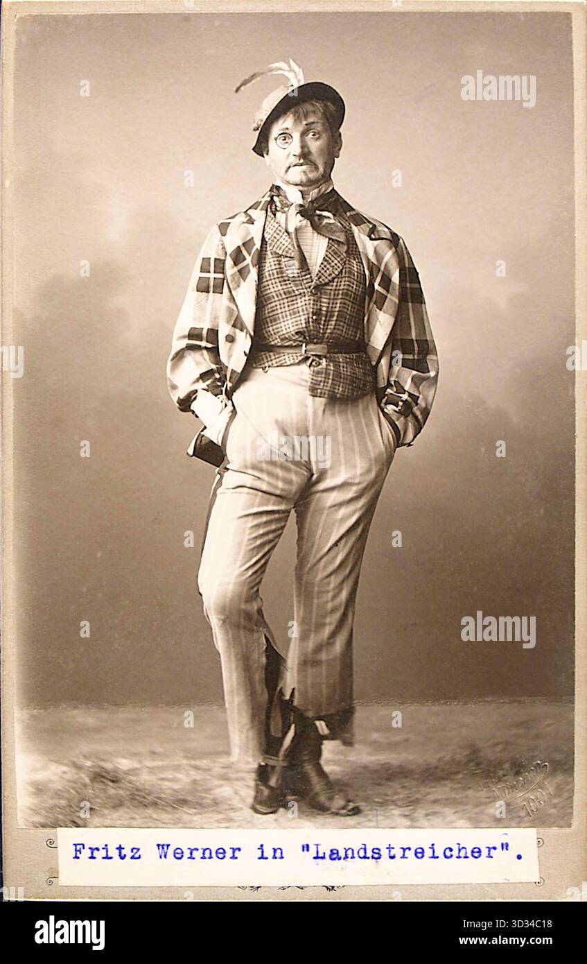 Adolf Baumann - Werner Fritz in den Vagabunden (München 1901) - dieses Bild ist ein Porträt des österreichischen Schauspielers Fritz Werner im Kostüm für seine Rolle in der Operette die Landstreicher, aufgenommen 1901 in München. Werner war ein erfolgreicher Tenor, der vor allem durch seine Arbeit in Operetten in Wien, München und Berlin bekannt war. Die Landstreicher ist eine Operette mit Musik von Carl Michael Ziehrer und Libretto von Leopold Krenn und Karl Lindau, die 1899 in Wien uraufgeführt wurde. Stockfoto