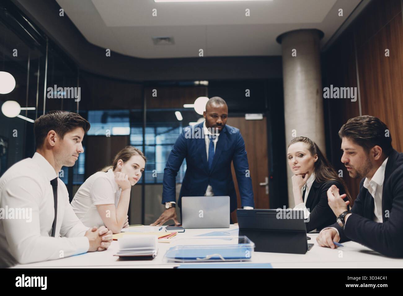 Kollegen: Teamsitzung in verschiedenen Teams. Geschäftsleute Männer und Frauen Gruppenkonferenz Diskussion Stockfoto