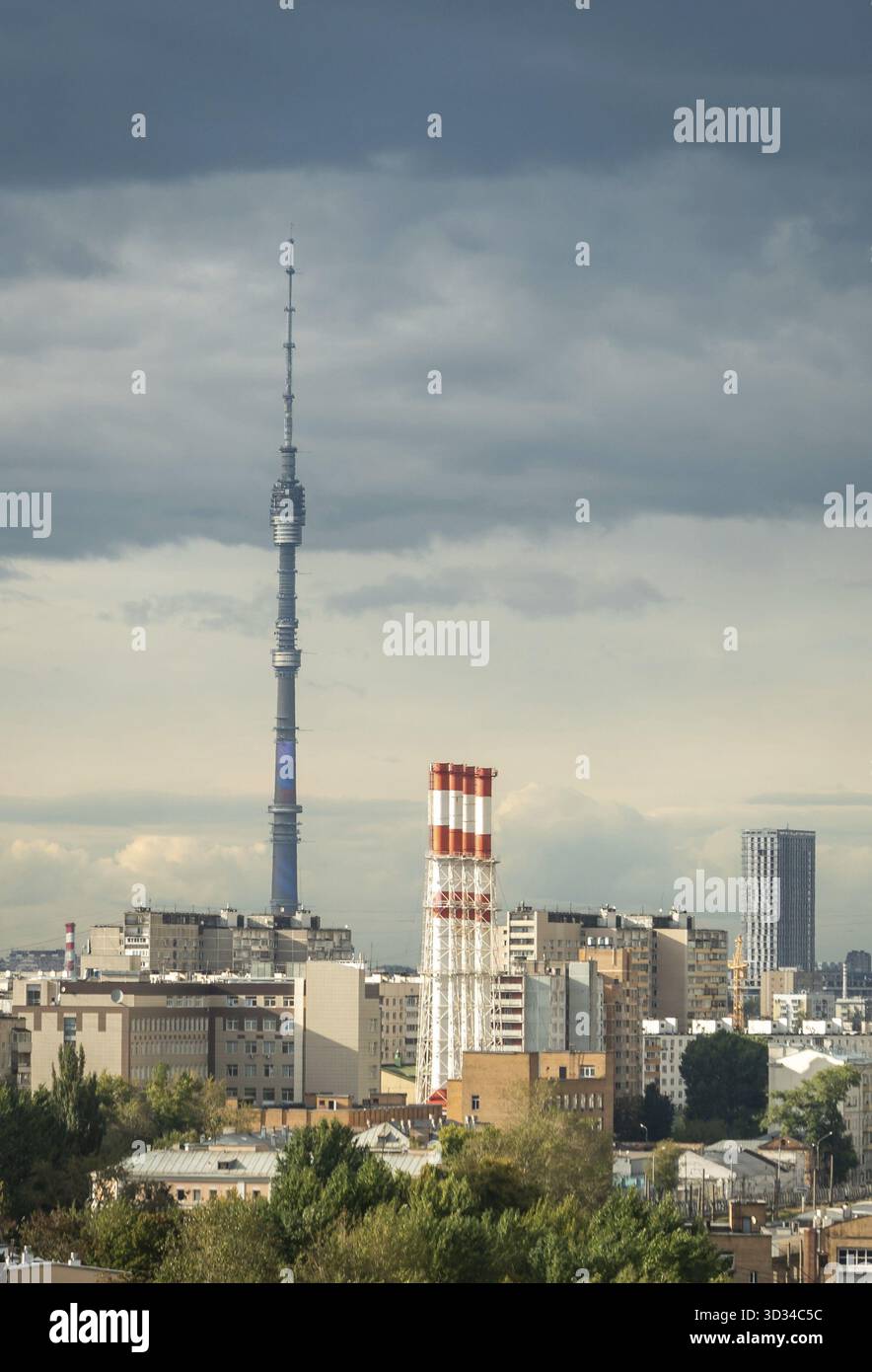 Ostankino-Turm über Moskauer Stadtlandschaft im Sommer, Russland. Panorama von Moskau und Fernsehturm auf blauem Himmel Hintergrund. Skyline der Stadt Moskau mit Panoramablick Stockfoto