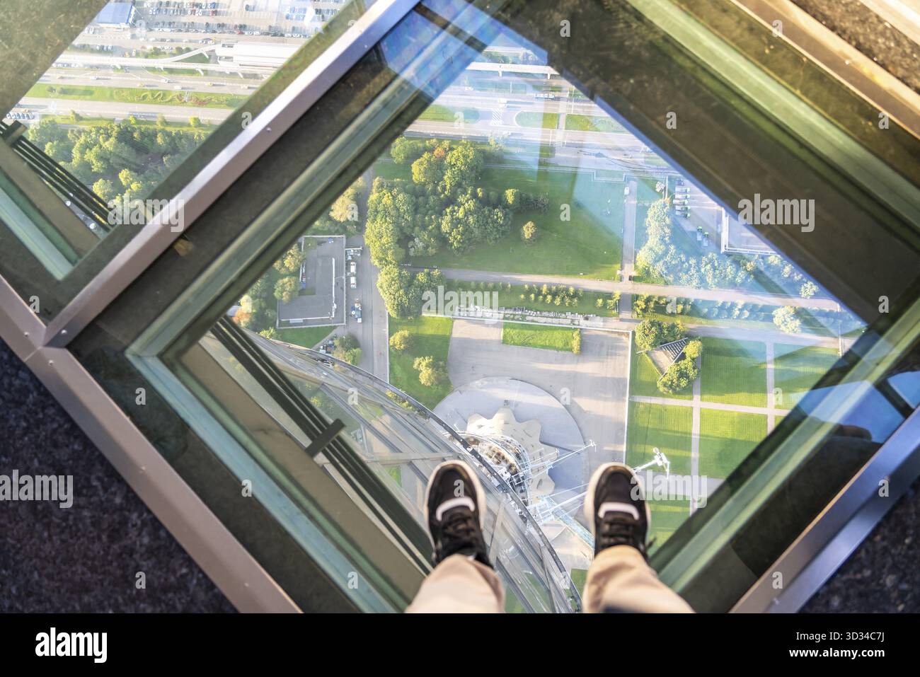 Füße auf Glasboden am Ostankino-Turm in Moskau, Russland Stockfoto