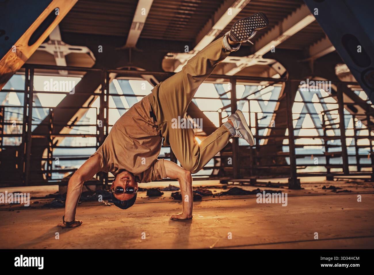 Ein junger Mann tanzt im urbanen Hintergrund Stockfoto