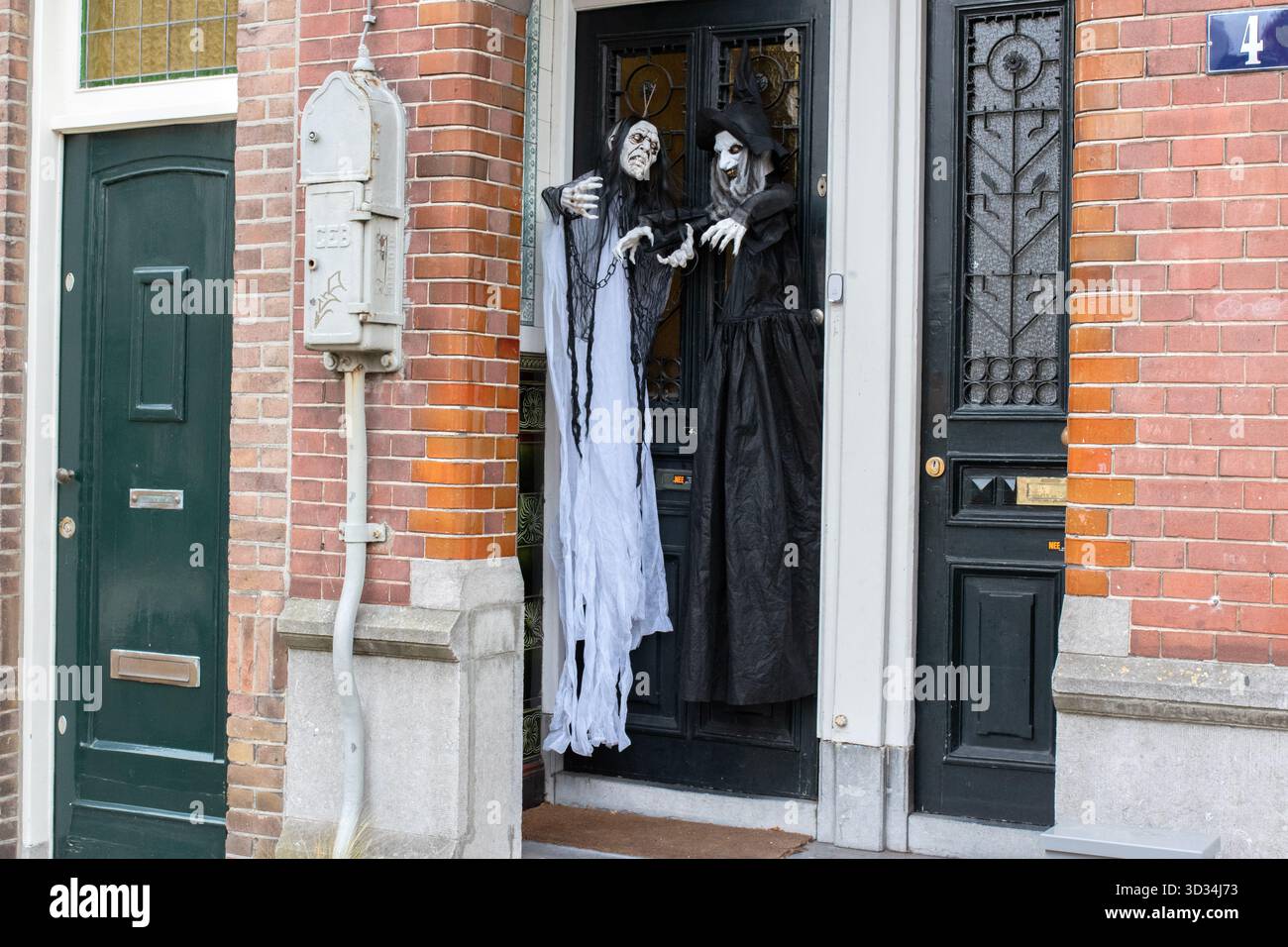 Halloween-Marionetten an Einer Tür in Amsterdam, Niederlande 31-10-2025 Stockfoto