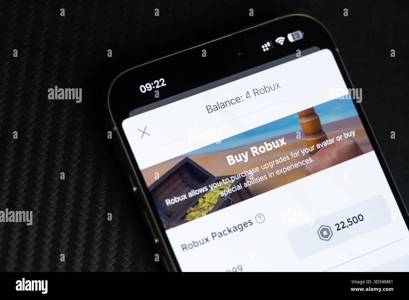 New York, USA - 4. November 2025: Hol dir robux in roblox Spiel auf Smartphone-Sreen Hintergrund Nahaufnahme Stockfoto