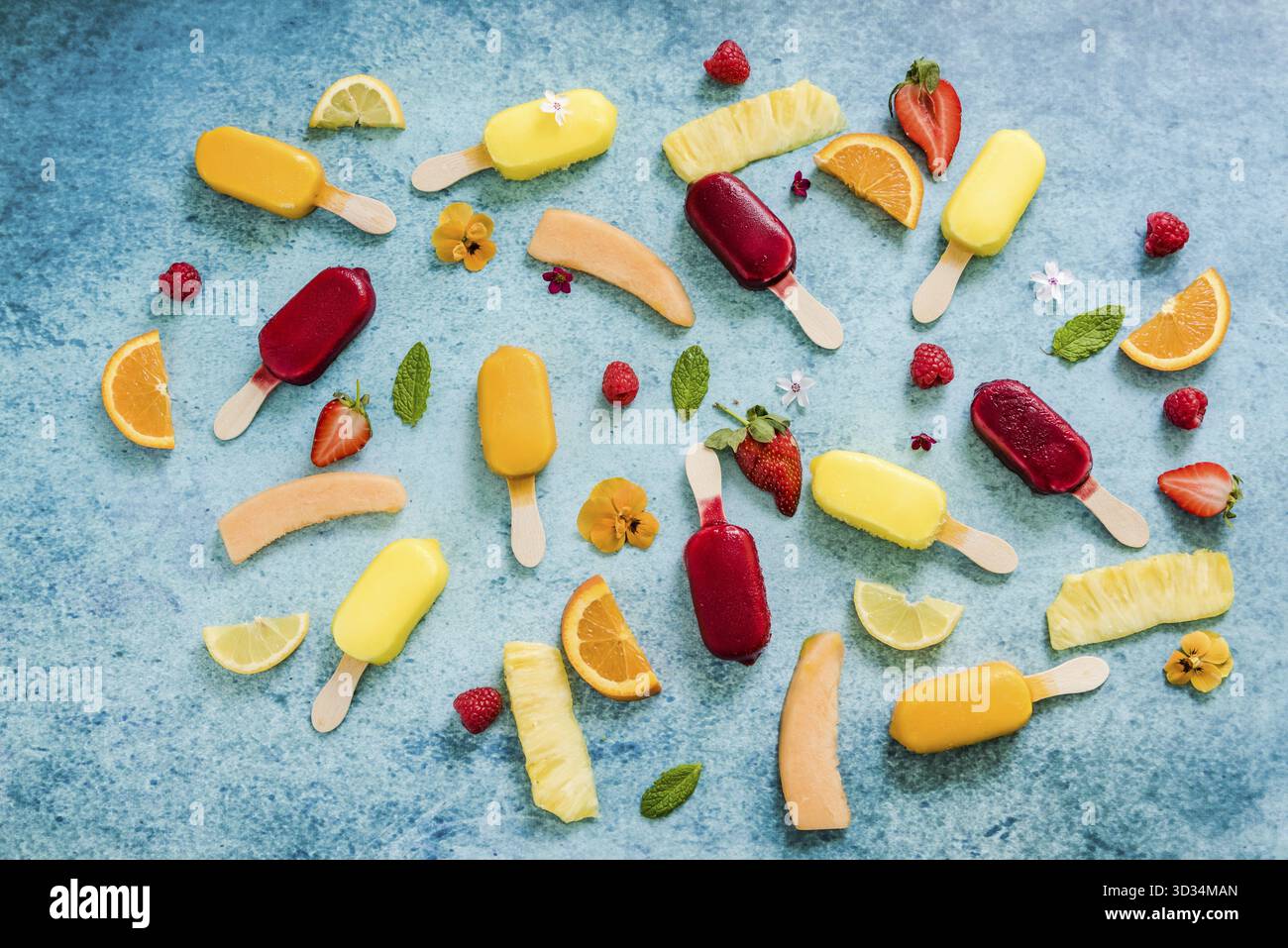 Eis-Hintergrund auf Schiefer, flach von oben Stockfoto