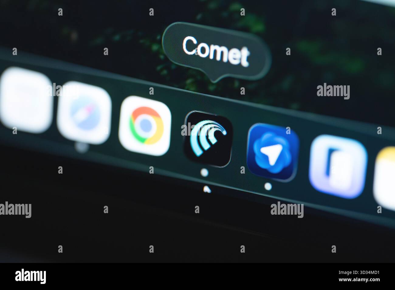 New York, USA – 4. November 2025: Komet-Webbrowser-Symbol auf Laptop-Hintergrund Nahansicht Stockfoto