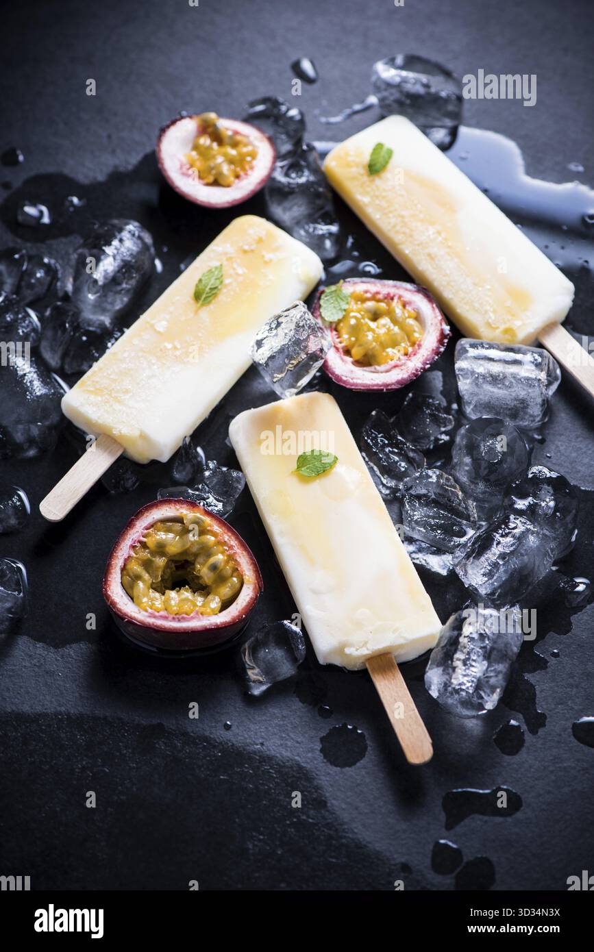 Gesund und erfrischend, hausgemachte Passionsfrucht und Joghurtpopsicle Stockfoto