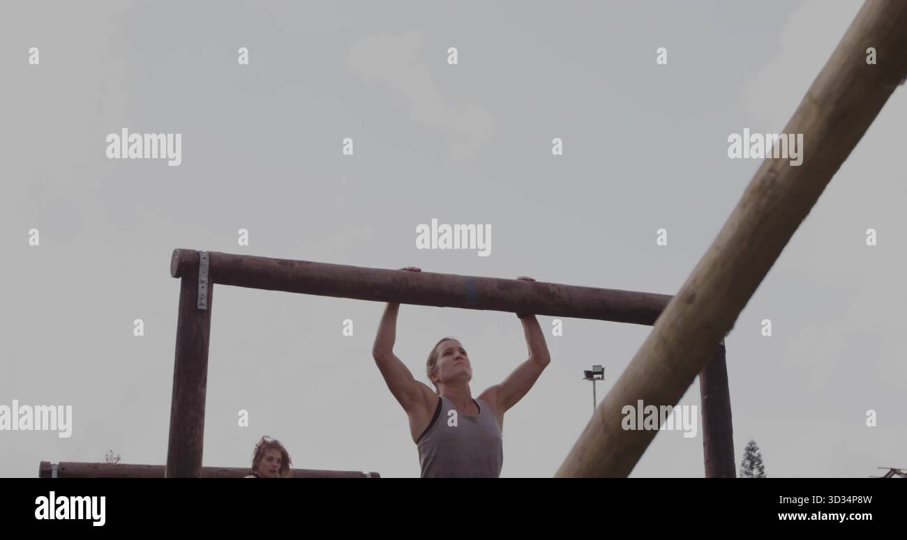 Eine Frau mit grauem Tank auf der Parkplattform, mit Metallklammern Stockfoto