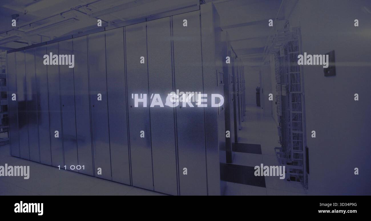 Server- und Netzwerk-Racks säumen den dimmeren Korridor des Rechenzentrums mit Bodenfliesen und GEHACKTEN Überlagerungen Stockfoto