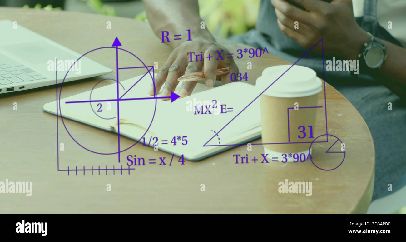 Mathe studieren Mann schreibt in Notebook mit Laptop am Arbeitsplatz eines Cafés, mit violetten Math-Overlays Stockfoto