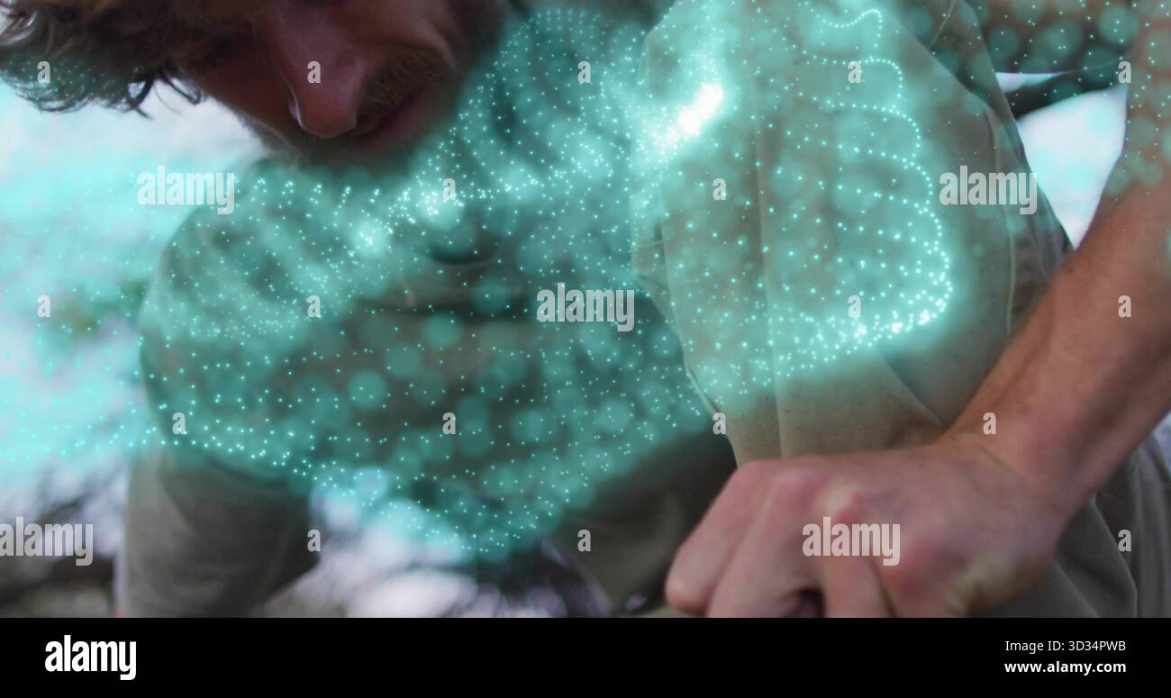 Ein Mann, der holographische türkisfarbene Punktwolken im Freien studiert, erweiterte Realität Stockfoto