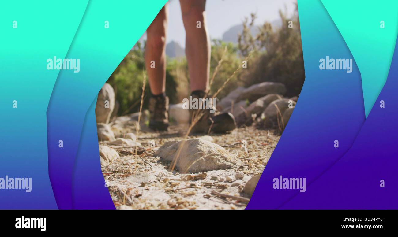 Unterschenkel und Stiefel, die über felsige, unebene Wüstenwanderwege mit Socken Steinen Gräser fahren Stockfoto