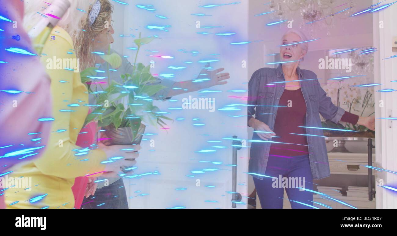 Einladender Senior Host, der die Tür im Foyer öffnet, mit grünem Topf, weißen Kopfhörern und Kopierraum Stockfoto