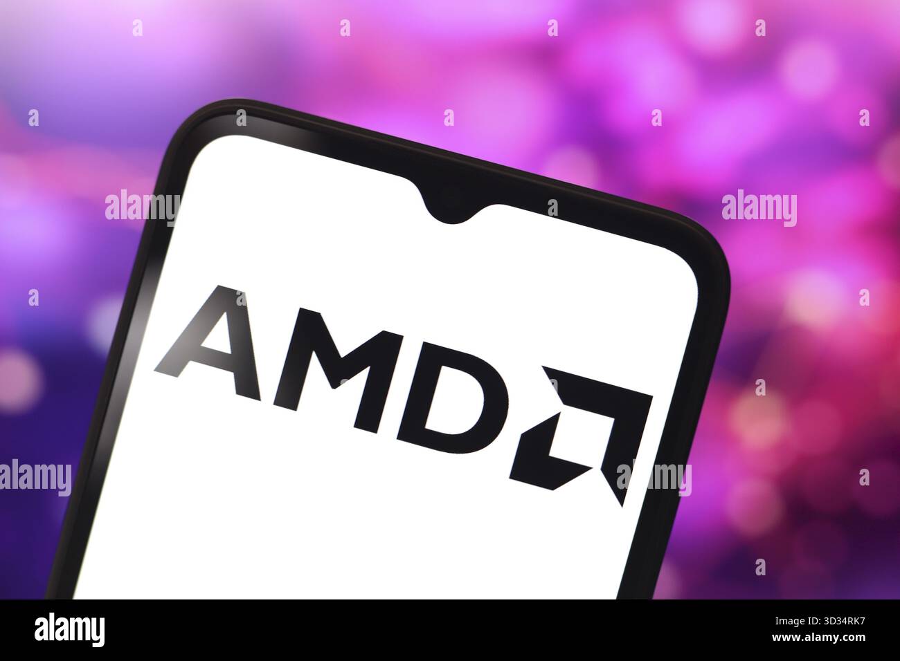 17. Oktober 2024, Portugal. In dieser Abbildung wird das AMD-Logo (Advanced Micro Devices) auf einem Smartphone-Bildschirm angezeigt Stockfoto