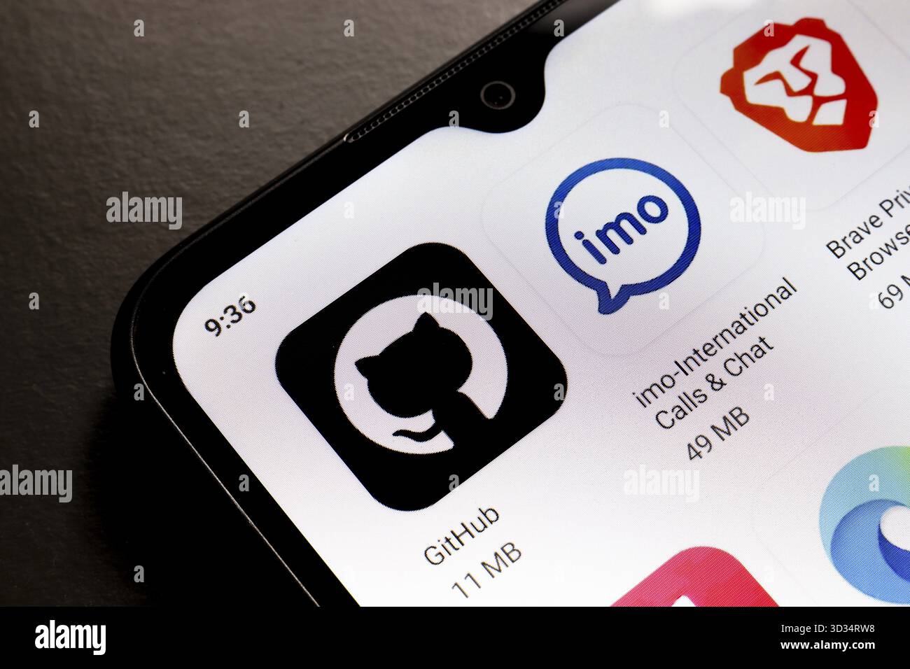 25. Oktober 2024, Brasilien. In dieser Fotoabbildung wird das GitHub-, IMO- und Brave Browser-App-Logo auf einem Smartphone-Bildschirm angezeigt Stockfoto