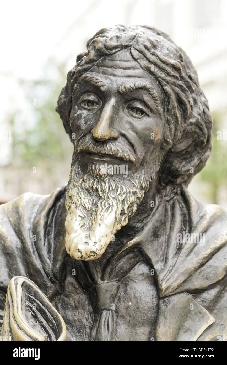 Nahaufnahme einer realistischen Bronzestatue eines bärtigen Mannes mit ausdrucksstarkem Gesicht, Havanna, Kuba, Zentralamerika, Großantillen, Karibik, Amerika Stockfoto