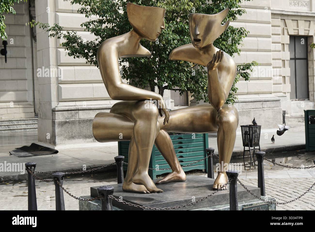 Abstrakte Bronzeskulptur zweier Figuren in einer urbanen Umgebung, die Interaktion und Kommunikation zeigt, Havanna, Kuba, Zentralamerika, Greater Antill Stockfoto