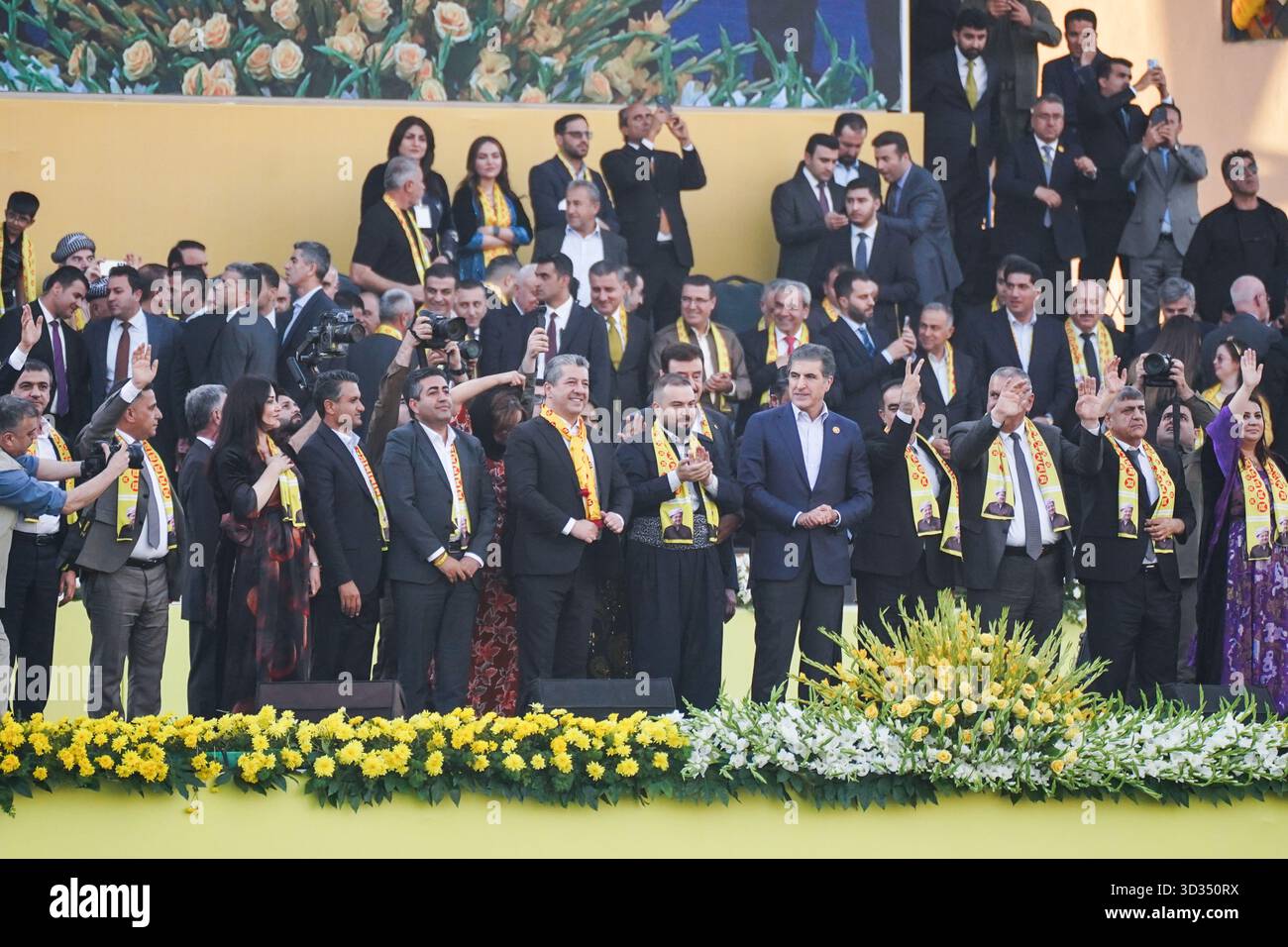 Duhok, Irak. November 2025. Der erste stellvertretende Vorsitzende der Kurdischen Demokratischen Partei und Präsident der Region Kurdistan Nechirvan Barzani und Premierminister Masrour Barzani nehmen an der Wahlkampfkundgebung der Kurdischen Demokratischen Partei (KDP oder PDK) im Duhok International Stadium vor den irakischen Parlamentswahlen, die am 11. November 2025 stattfinden sollen, teil. Quelle: Ismael Adnan/dpa/Alamy Live News Stockfoto