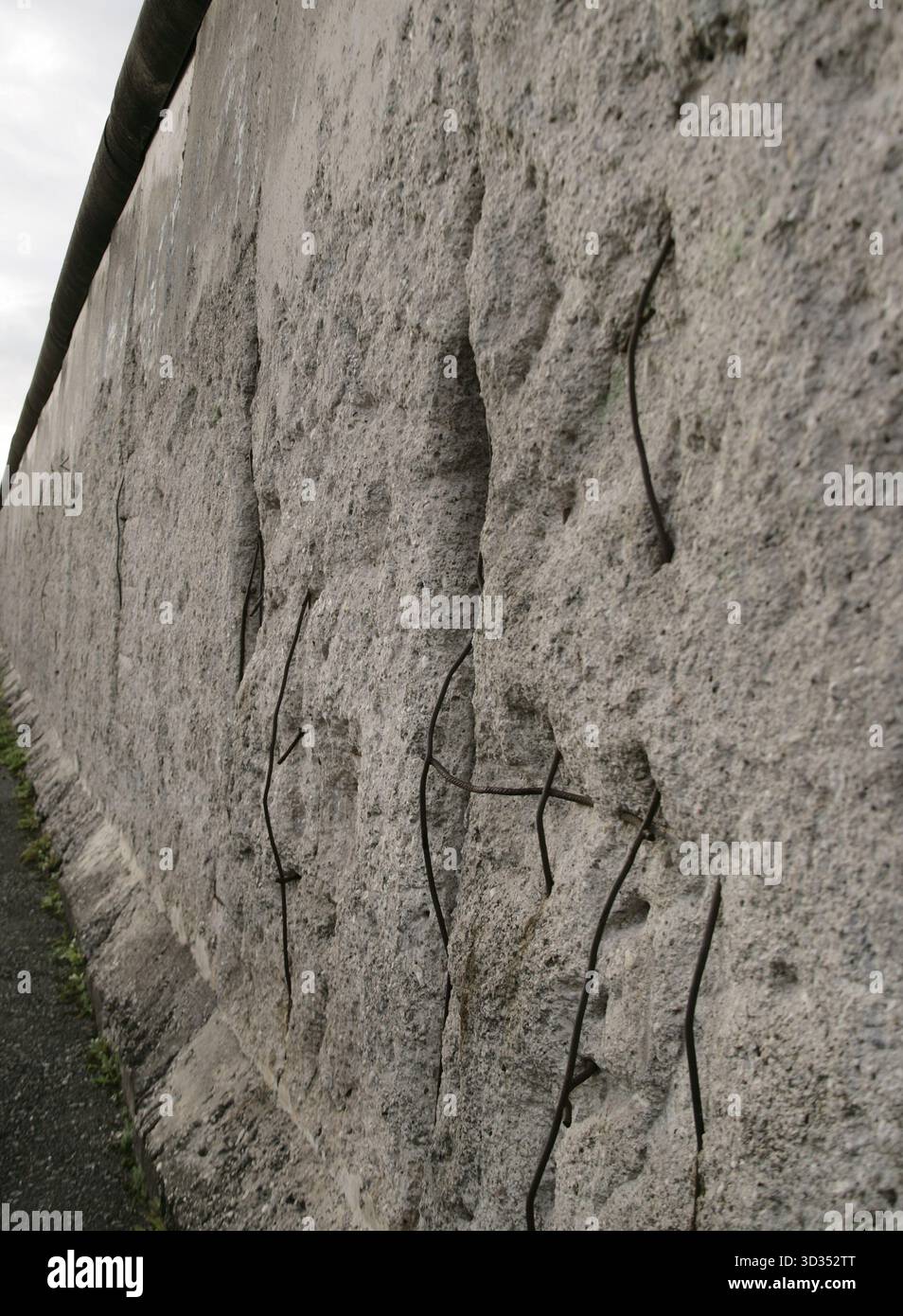 Berliner Mauer, Deutschland. Der Bau begann am 13. August 1961 und fiel am 9. November 1989. Die Regierung der Deutschen Demokratischen Republik (DDR) baute diese über 150 km lange Barriere, um Ost-Berlin vollständig von der übrigen DDR zu isolieren. Abschnitt der Mauer an der Niederkirchnerstraße, 1990 als historisches Denkmal ausgewiesen. Es gehört zur Sammlung historischer Überreste des Zentrums für die Topographie des Terrors. Alle Spuren der Zerstörung sind entlang der 200 Meter langen Mauer erhalten geblieben, die die Grenze zwischen den Mauer markierte Stockfoto