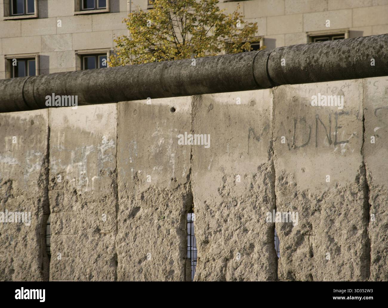 Berliner Mauer, Deutschland. Der Bau begann am 13. August 1961 und fiel am 9. November 1989. Die Regierung der Deutschen Demokratischen Republik (DDR) baute diese über 150 km lange Barriere, um Ost-Berlin vollständig von der übrigen DDR zu isolieren. Abschnitt der Mauer an der Niederkirchnerstraße, 1990 als historisches Denkmal ausgewiesen. Es gehört zur Sammlung historischer Überreste des Zentrums für die Topographie des Terrors. Alle Spuren der Zerstörung sind entlang der 200 Meter langen Mauer erhalten geblieben, die die Grenze zwischen den Mauer markierte Stockfoto