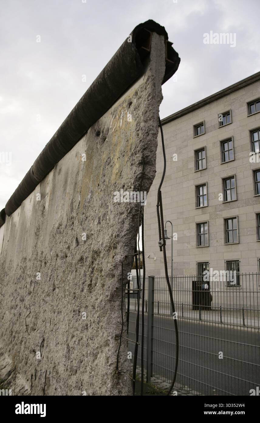 Berliner Mauer, Deutschland. Der Bau begann am 13. August 1961 und fiel am 9. November 1989. Die Regierung der Deutschen Demokratischen Republik (DDR) baute diese über 150 km lange Barriere, um Ost-Berlin vollständig von der übrigen DDR zu isolieren. Abschnitt der Mauer an der Niederkirchnerstraße, 1990 als historisches Denkmal ausgewiesen. Es gehört zur Sammlung historischer Überreste des Zentrums für die Topographie des Terrors. Alle Spuren der Zerstörung sind entlang der 200 Meter langen Mauer erhalten geblieben, die die Grenze zwischen den Mauer markierte Stockfoto