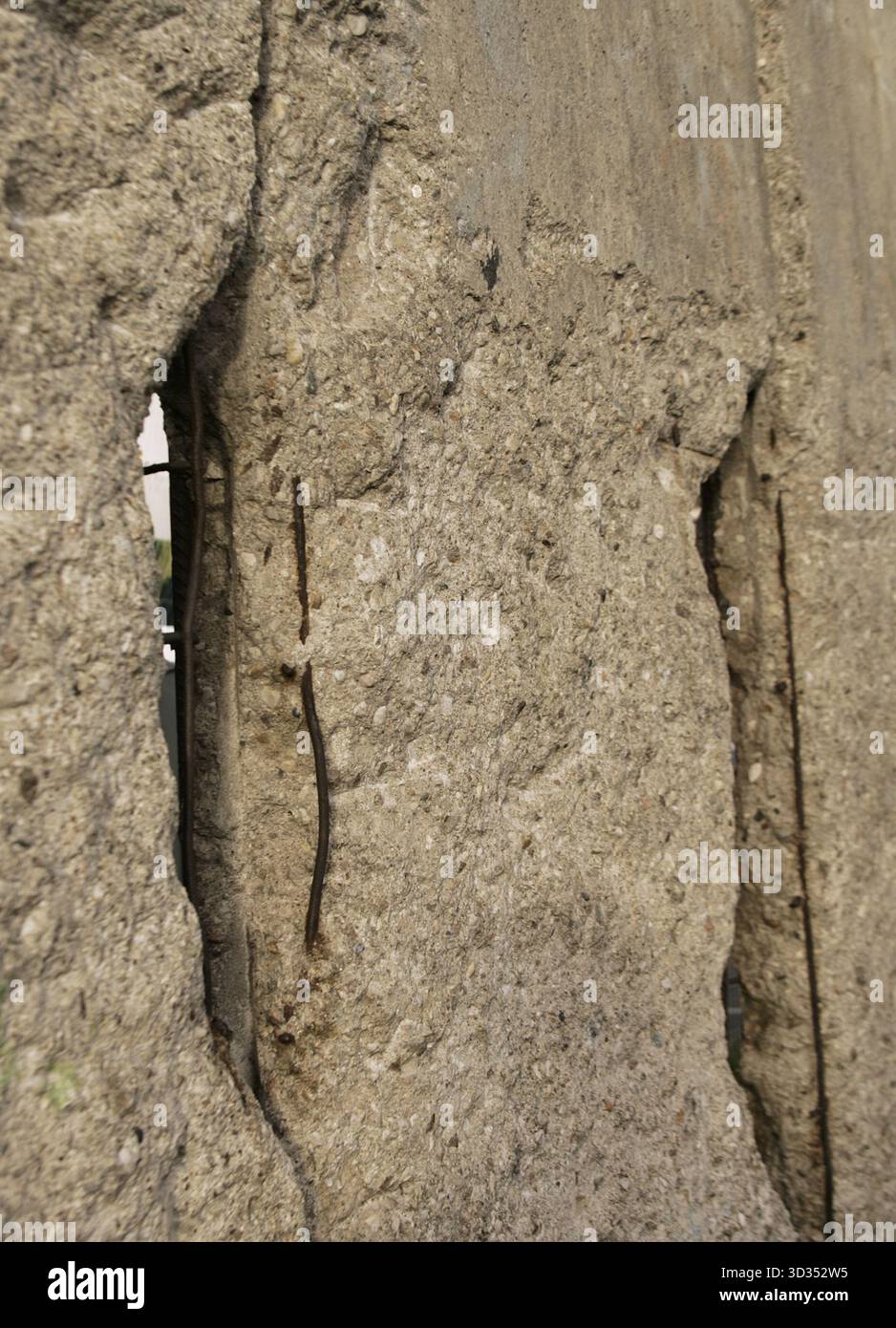Berliner Mauer, Deutschland. Der Bau begann am 13. August 1961 und fiel am 9. November 1989. Die Regierung der Deutschen Demokratischen Republik (DDR) baute diese über 150 km lange Barriere, um Ost-Berlin vollständig von der übrigen DDR zu isolieren. Abschnitt der Mauer an der Niederkirchnerstraße, 1990 als historisches Denkmal ausgewiesen. Es gehört zur Sammlung historischer Überreste des Zentrums für die Topographie des Terrors. Alle Spuren der Zerstörung sind entlang der 200 Meter langen Mauer erhalten geblieben, die die Grenze zwischen den Mauer markierte Stockfoto