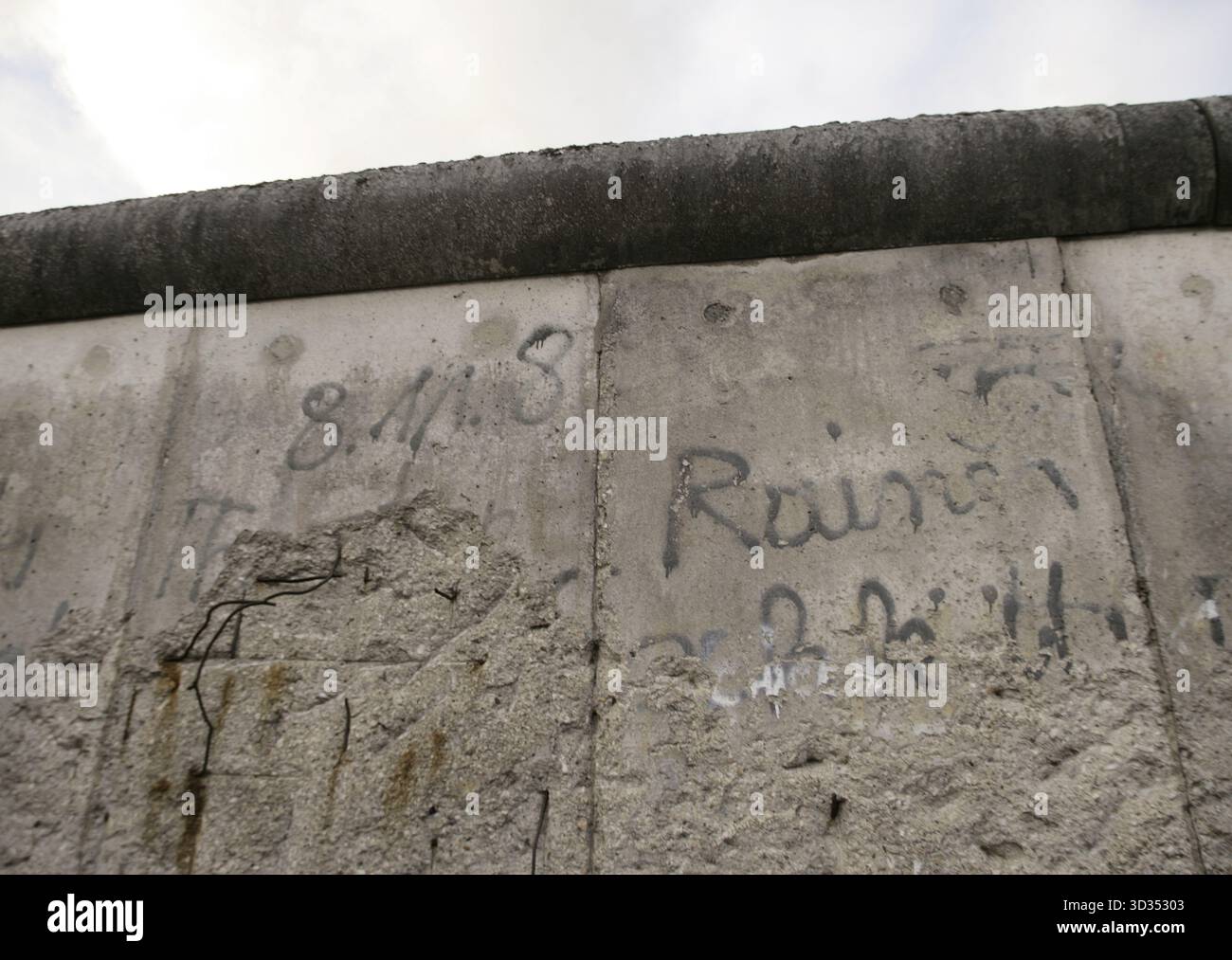 Berliner Mauer, Deutschland. Der Bau begann am 13. August 1961 und fiel am 9. November 1989. Die Regierung der Deutschen Demokratischen Republik (DDR) baute diese über 150 km lange Barriere, um Ost-Berlin vollständig von der übrigen DDR zu isolieren. Abschnitt der Mauer an der Niederkirchnerstraße, 1990 als historisches Denkmal ausgewiesen. Es gehört zur Sammlung historischer Überreste des Zentrums für die Topographie des Terrors. Alle Spuren der Zerstörung sind entlang der 200 Meter langen Mauer erhalten geblieben, die die Grenze zwischen den Mauer markierte Stockfoto