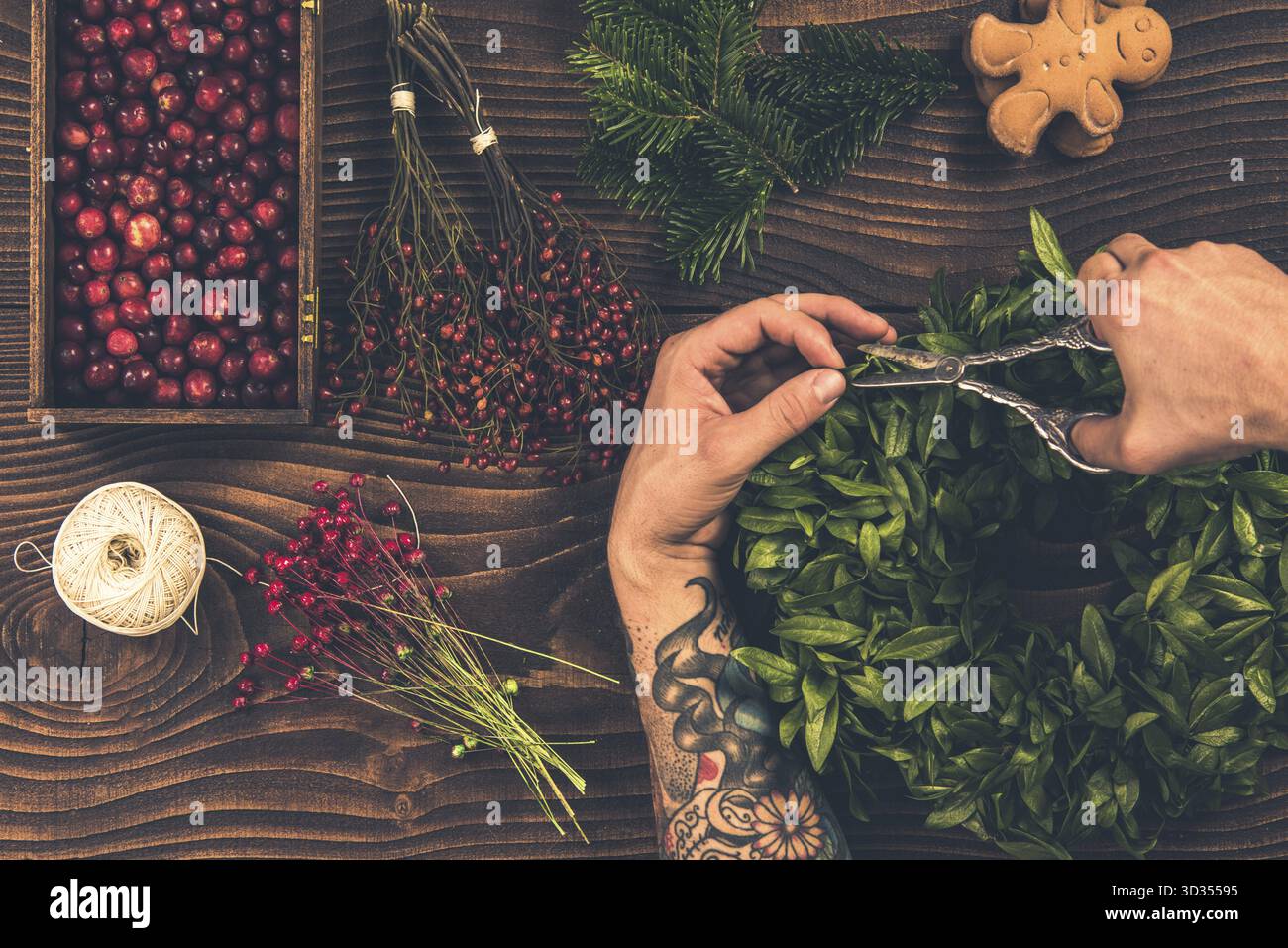 Tätowierte Blumenhändler machen kreatives Weihnachts-Heim-Dooration Stockfoto