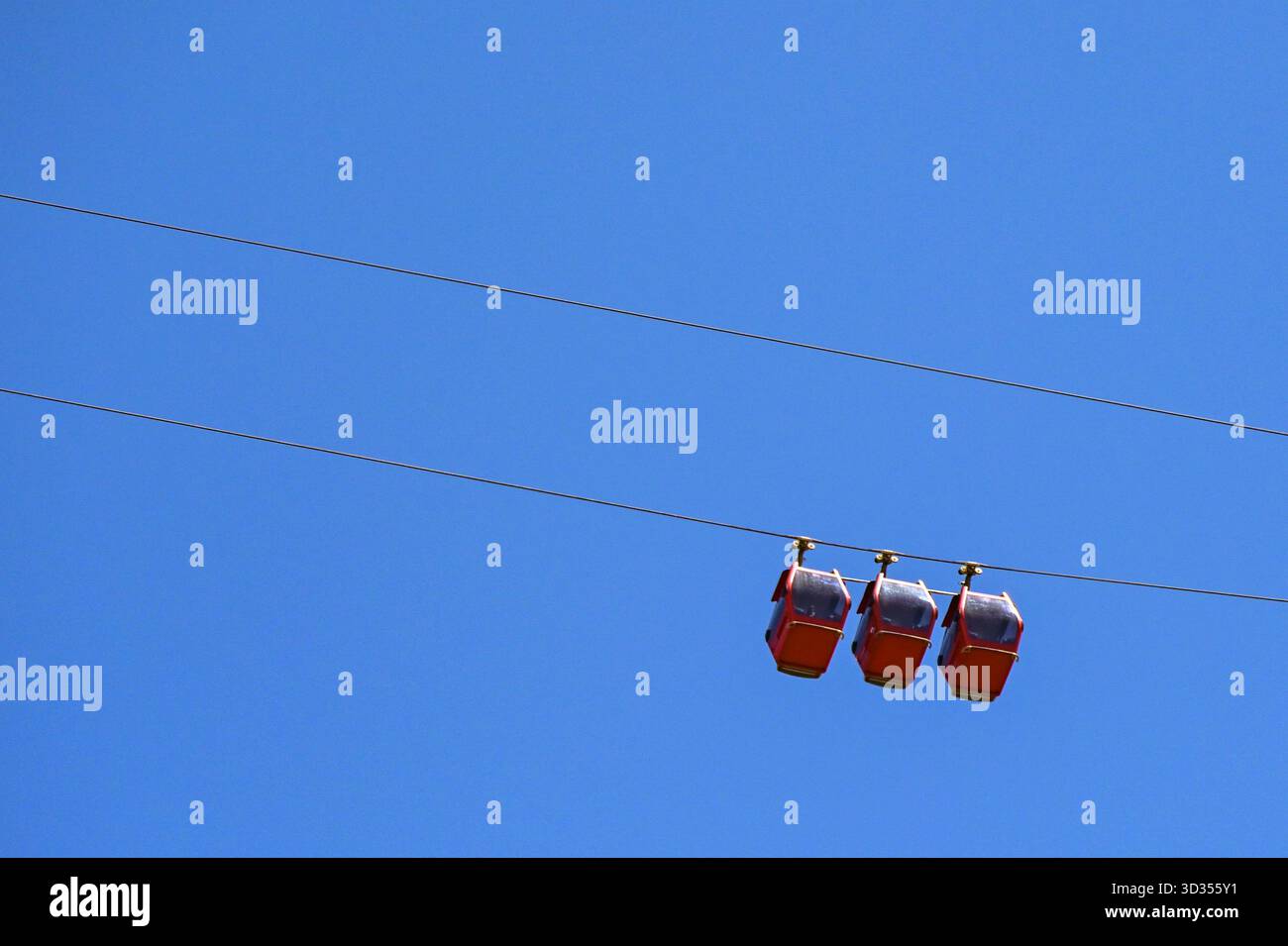 Canon City, Colorado, USA - 22. Mai 2025: Gondeln auf der Gondelfahrt, die auf Drähten entlang der Royal Gorge Bridge verläuft Stockfoto
