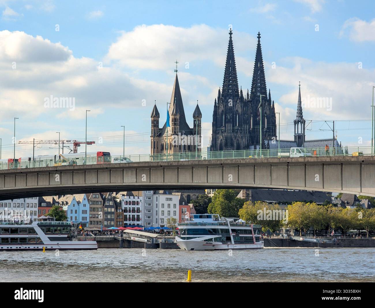Blick auf die Kölner Altstadt und den Kölner Dom. Stockfoto