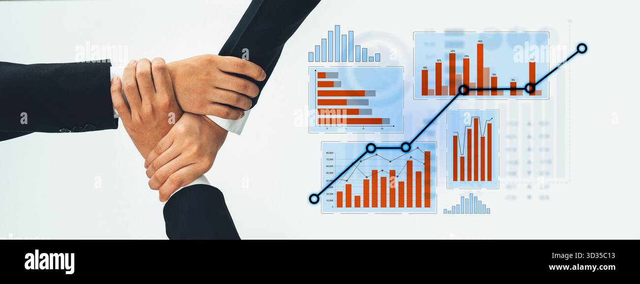 Dieses Bild zeigt Teamarbeit mit Händen, die sich über Diagramme und Diagramme zusammenfügen, und symbolisiert die Zusammenarbeit beim Wachstum des Unternehmens und den datengestützten Erfolg Stockfoto